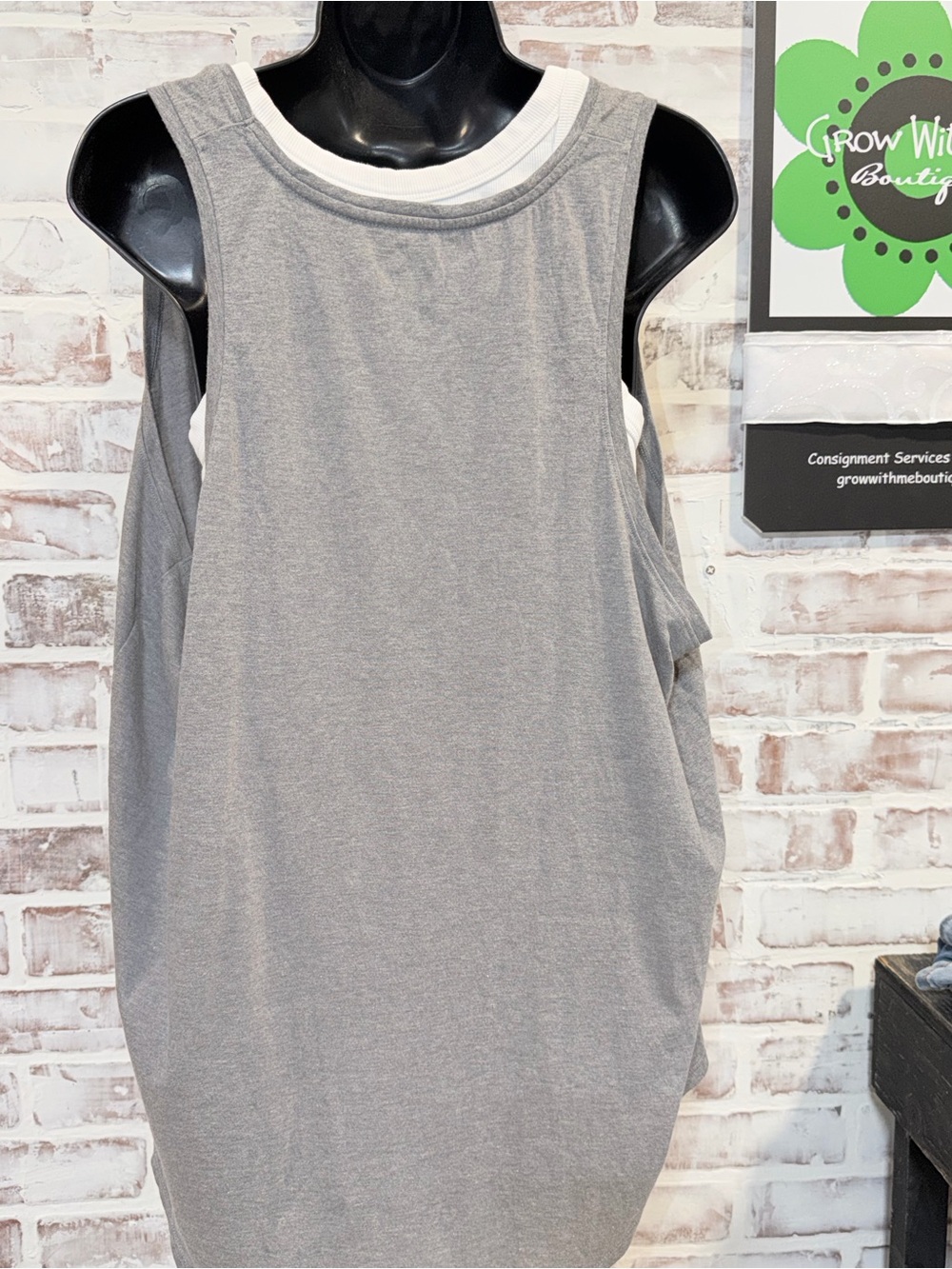 UW 2X Gray Graphic Tank Top with Purple 'W' - Picture 4 of 5